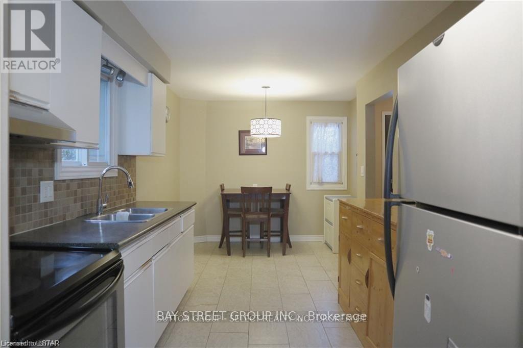 135 Walmer Gardens, London North, ON - Indoor Photo Showing Kitchen With Double Sink
