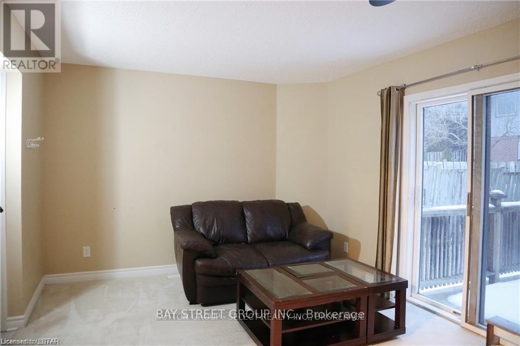 135 Walmer Gardens, London North, ON - Indoor Photo Showing Living Room
