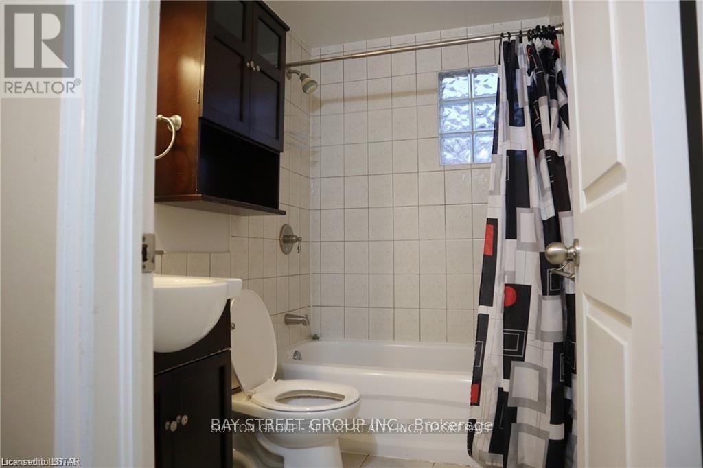 135 Walmer Gardens, London North, ON - Indoor Photo Showing Bathroom