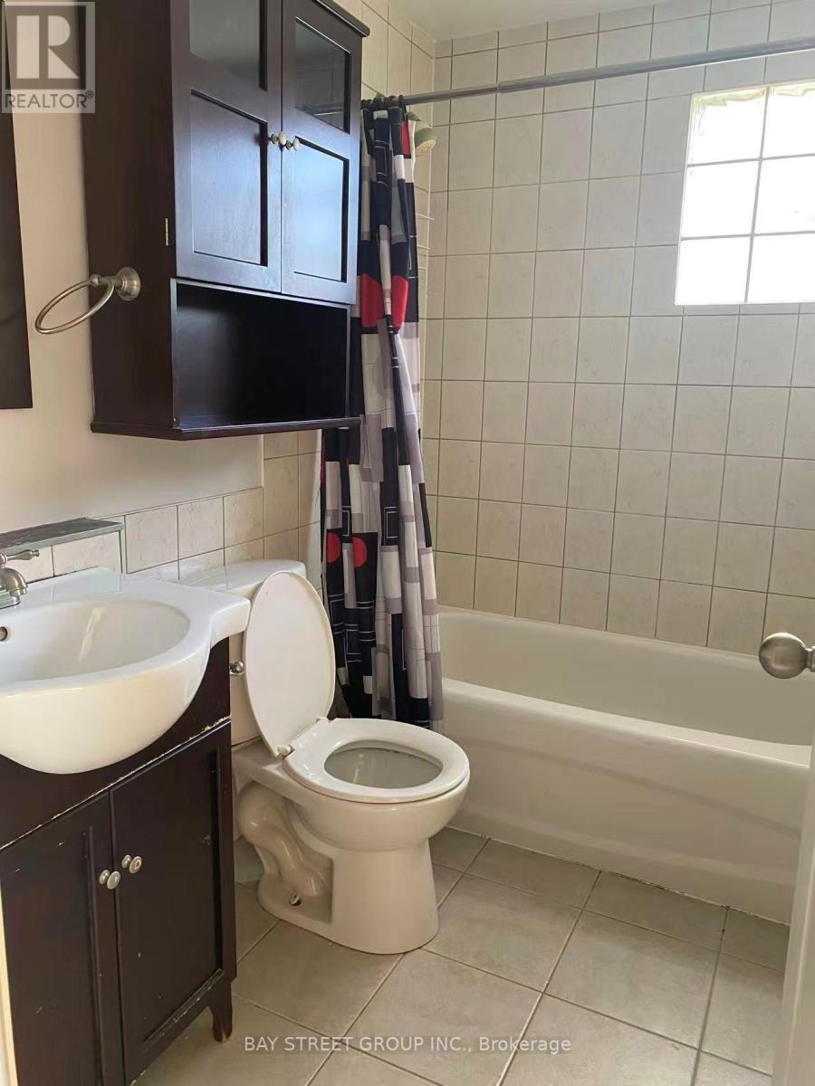 135 Walmer Gardens, London North, ON - Indoor Photo Showing Bathroom