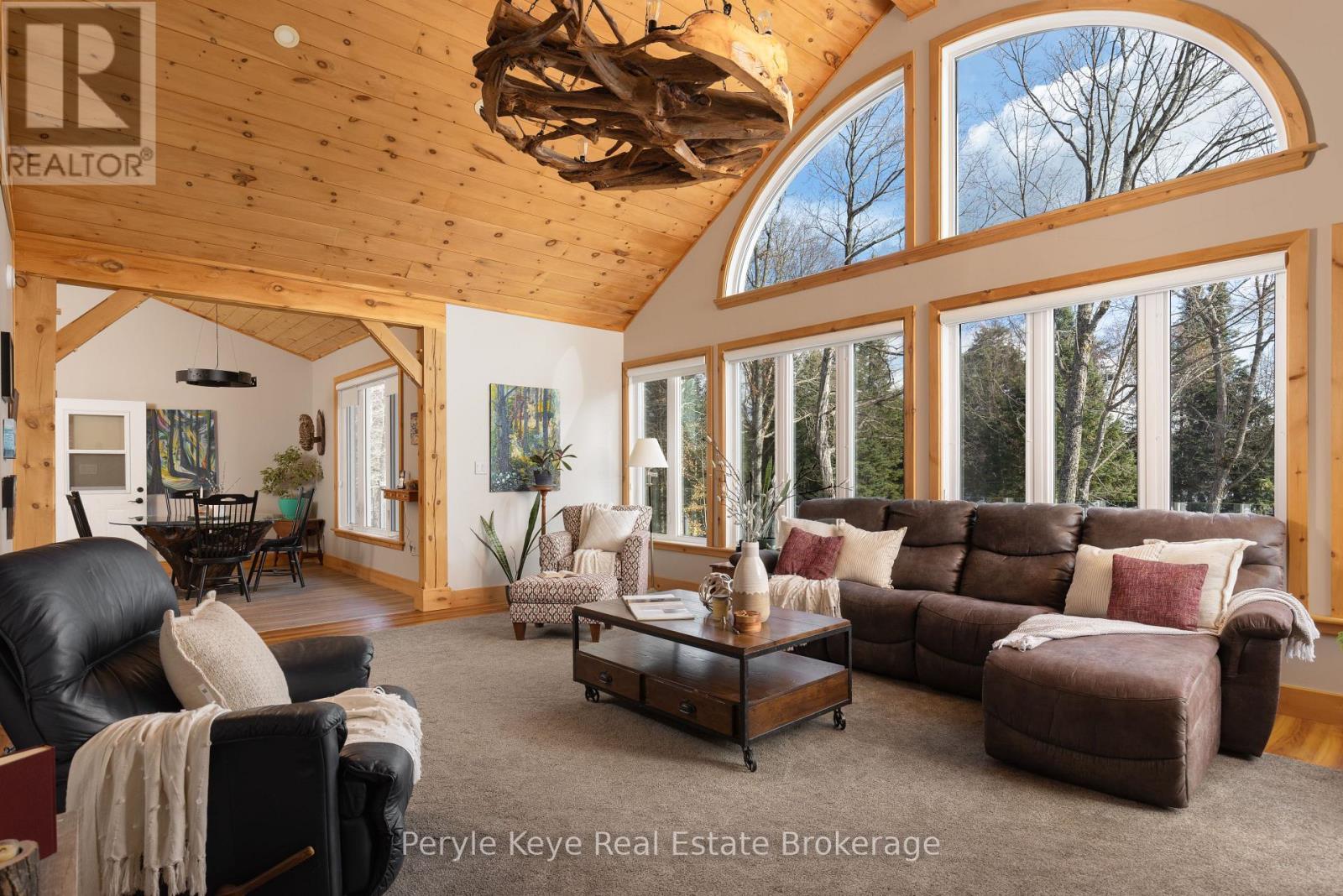 3191 Hwy 518 Highway E, Kearney, ON - Indoor Photo Showing Living Room