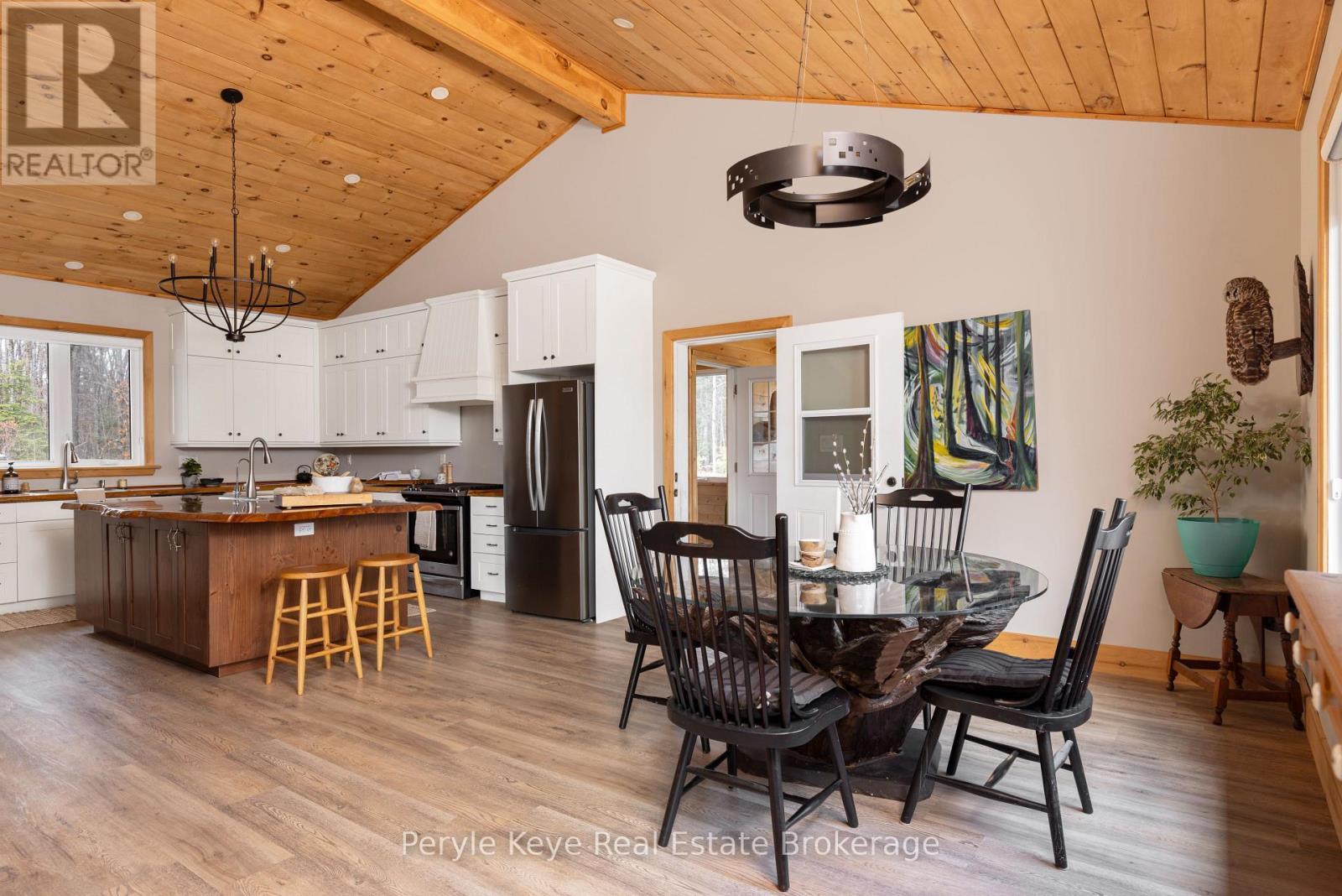 3191 Hwy 518 Highway E, Kearney, ON - Indoor Photo Showing Dining Room