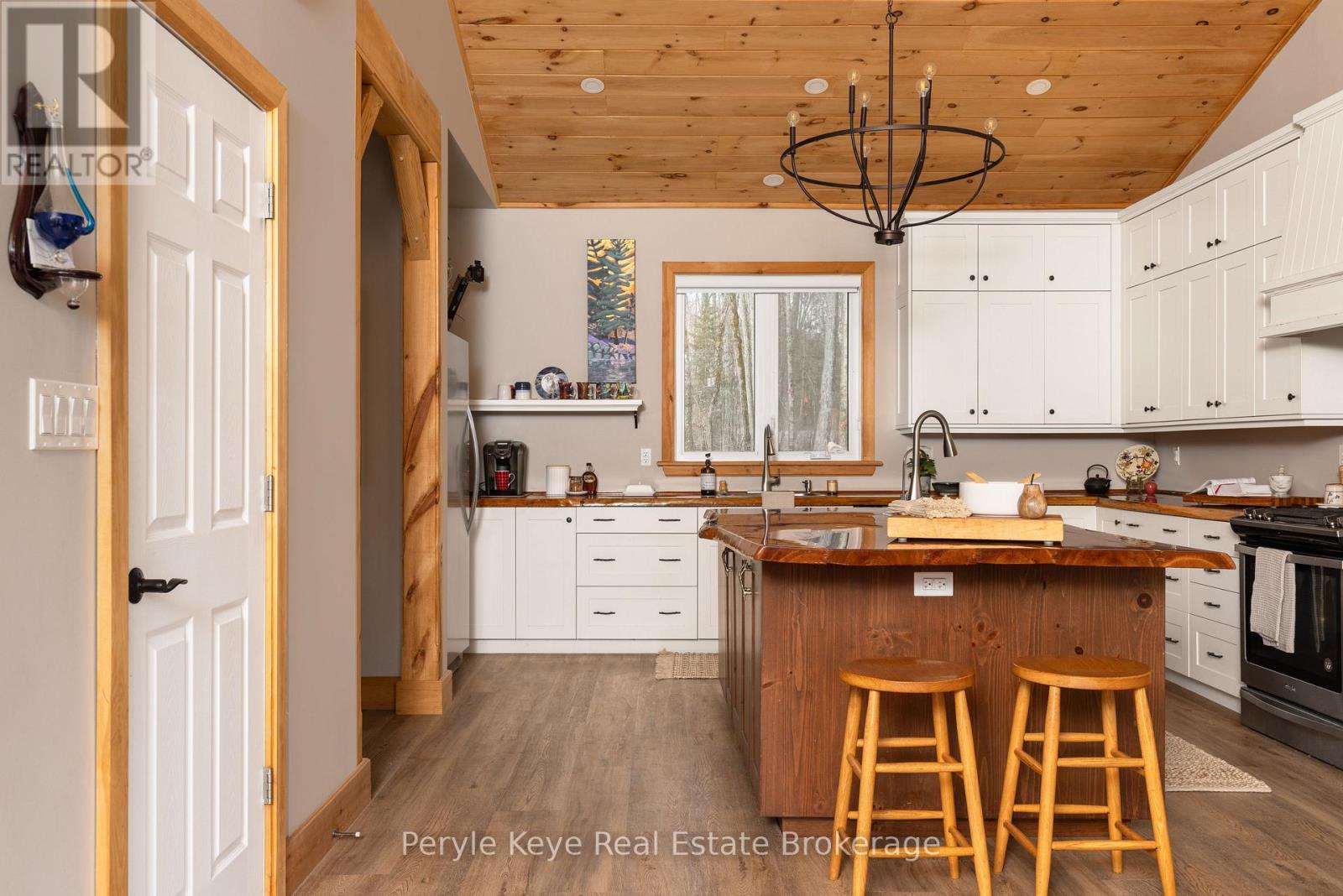 Custom Kitchen w/ Walk-in Pantry - 3191 Hwy 518 Highway E, Kearney, ON - Indoor Photo Showing Kitchen
