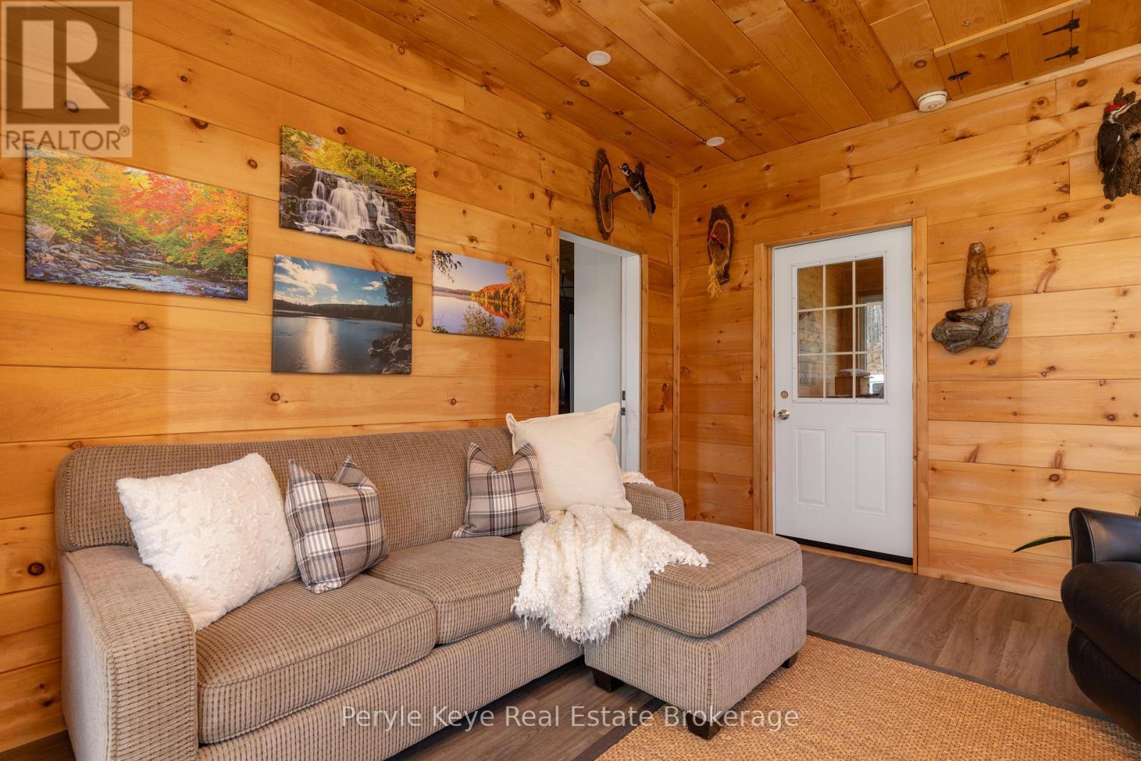 Muskoka Room / Sitting Room - 3191 Hwy 518 Highway E, Kearney, ON - Indoor Photo Showing Living Room