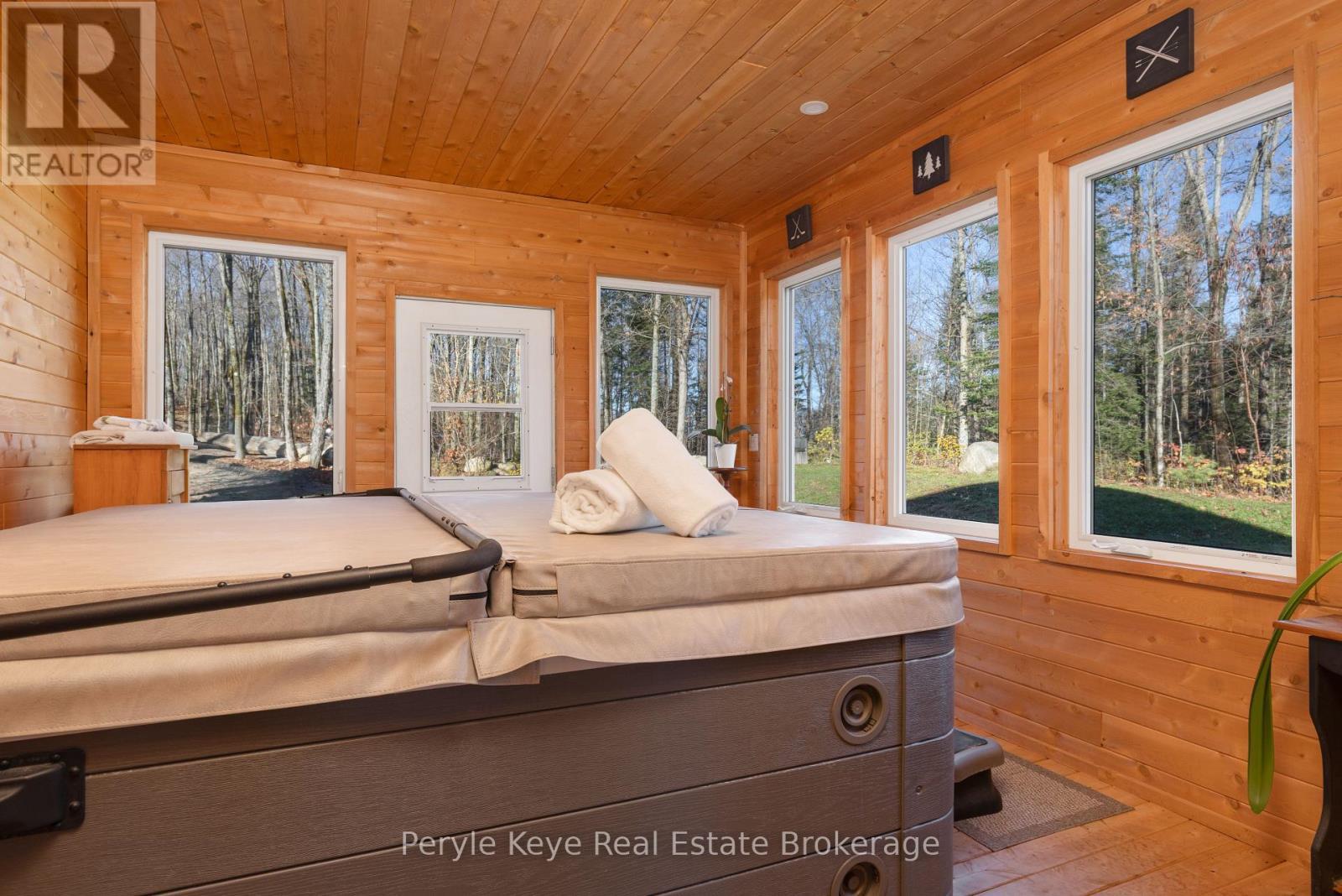 Hot Tub - 3191 Hwy 518 Highway E, Kearney, ON -