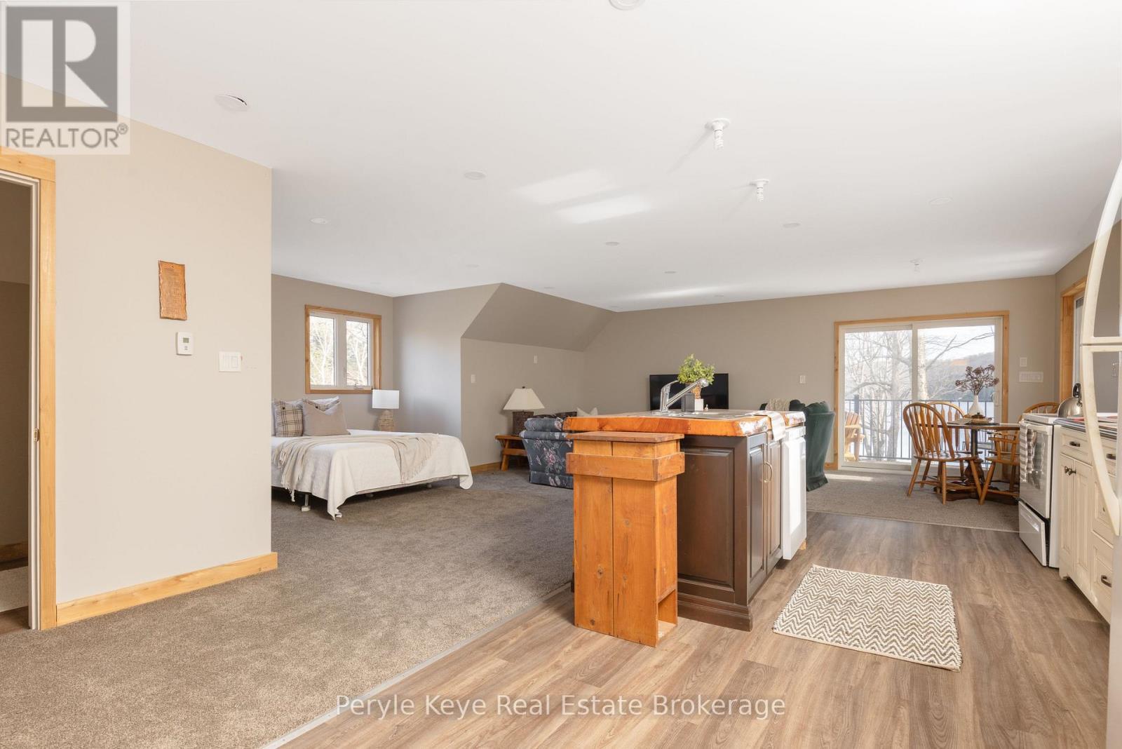 Coach House w/ 3PC Bath & Balcony - 3191 Hwy 518 Highway E, Kearney, ON - Indoor Photo Showing Bedroom