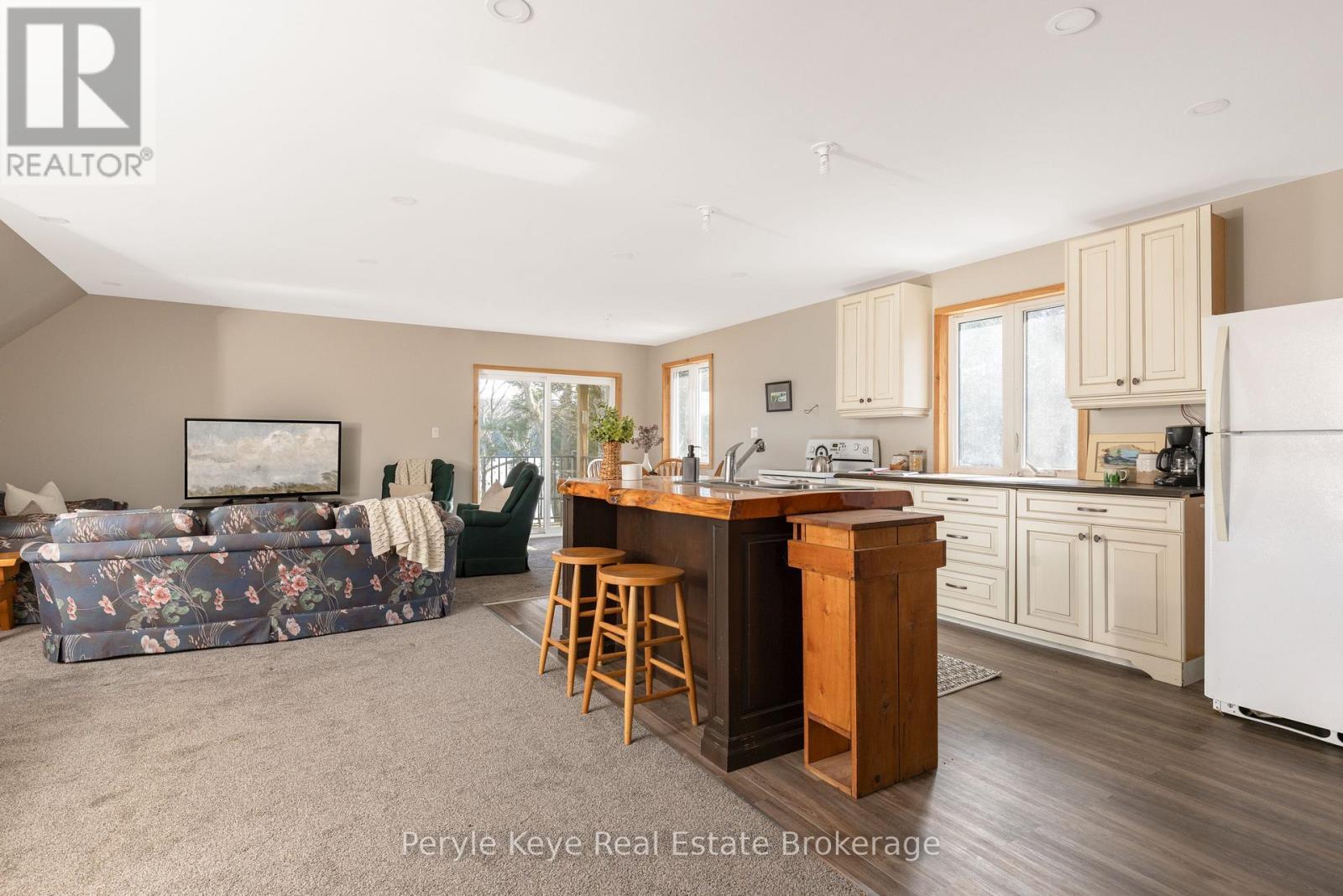 Coach House w/ 3PC Bath & Balcony - 3191 Hwy 518 Highway E, Kearney, ON - Indoor Photo Showing Kitchen