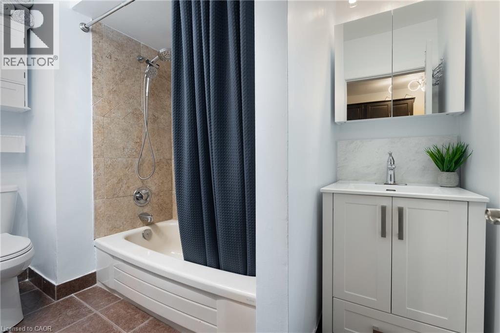 787 Knox Avenue, Hamilton, ON - Indoor Photo Showing Bathroom