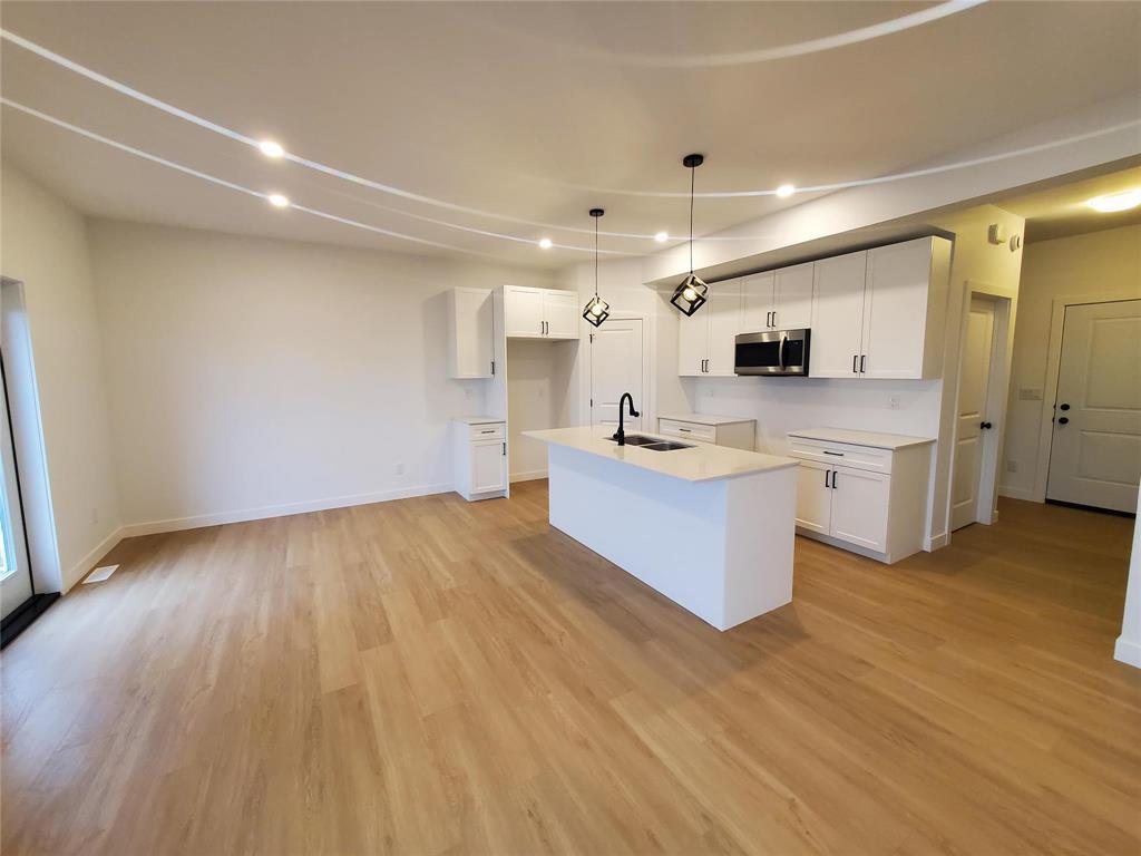 415 Sandpiper Trail, Landmark, MB - Indoor Photo Showing Kitchen