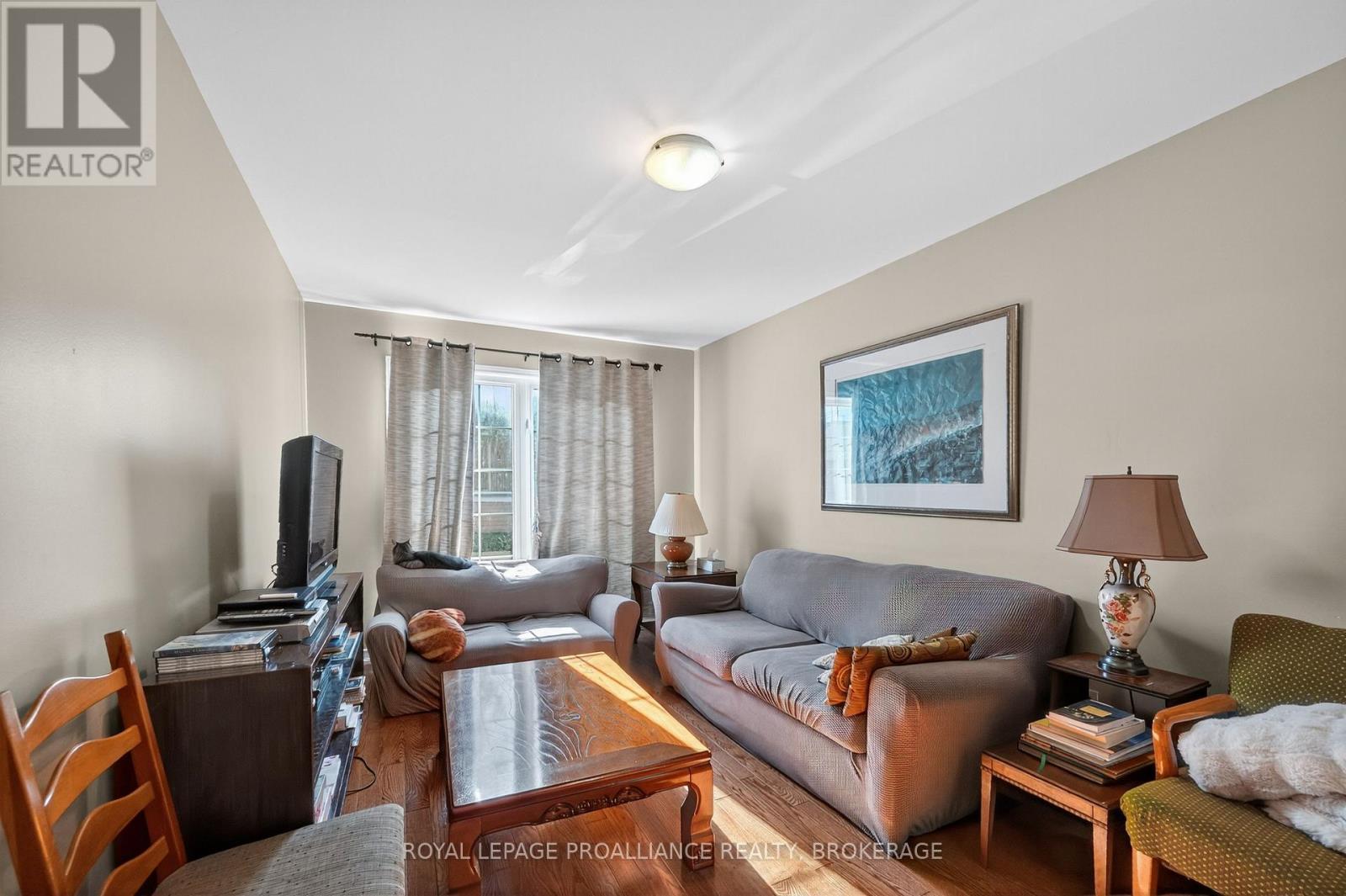 23 Charles Street, Kingston (East Of Sir John A. Blvd), ON - Indoor Photo Showing Living Room