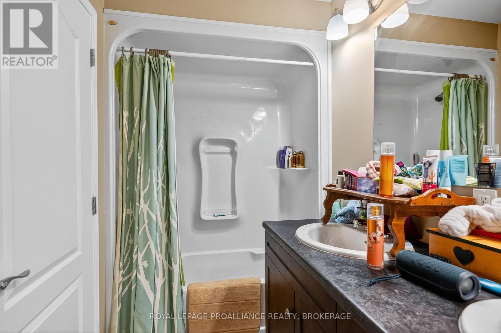 23 Charles Street, Kingston (East Of Sir John A. Blvd), ON - Indoor Photo Showing Bathroom