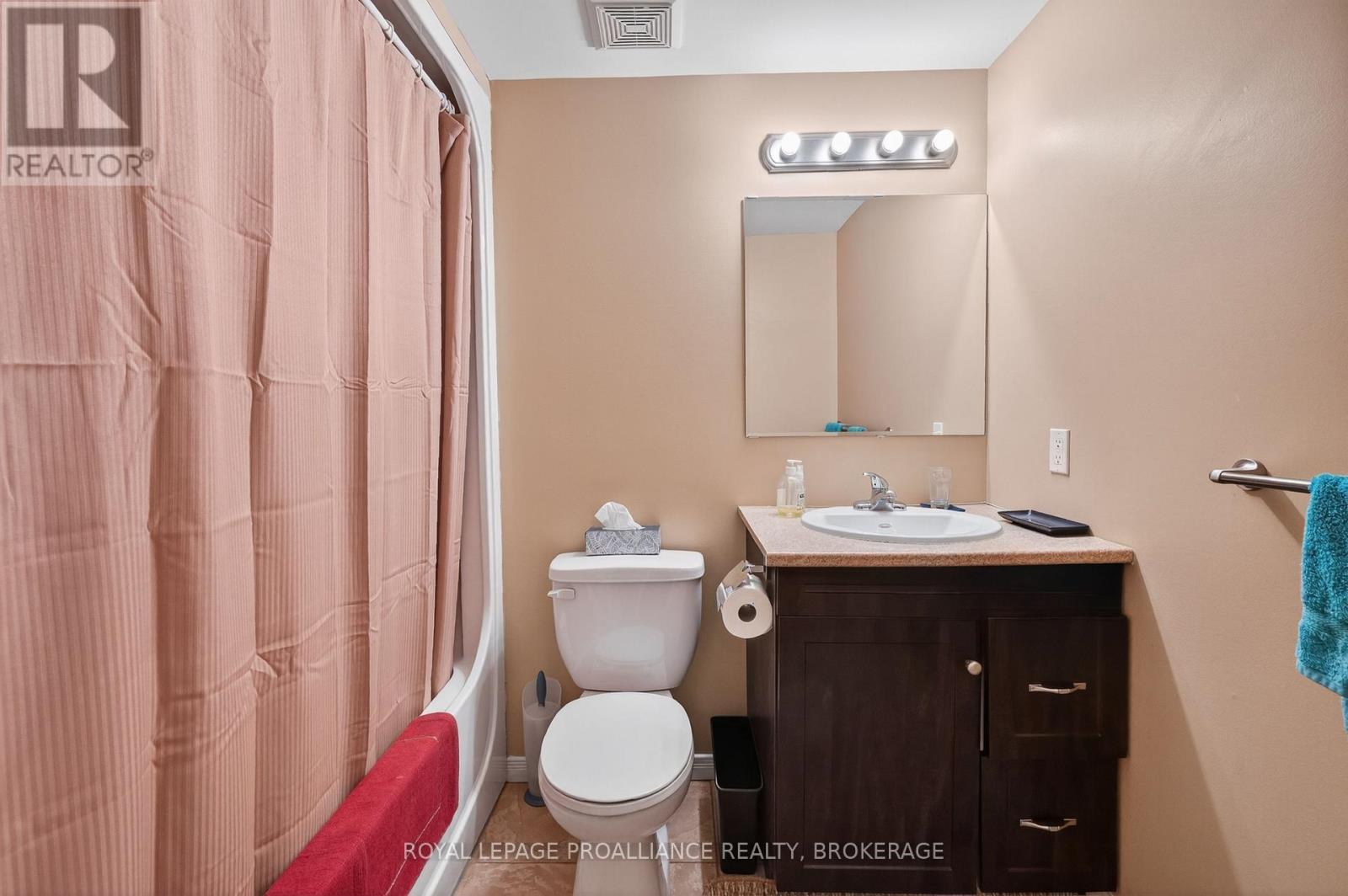 23 Charles Street, Kingston (East Of Sir John A. Blvd), ON - Indoor Photo Showing Bathroom