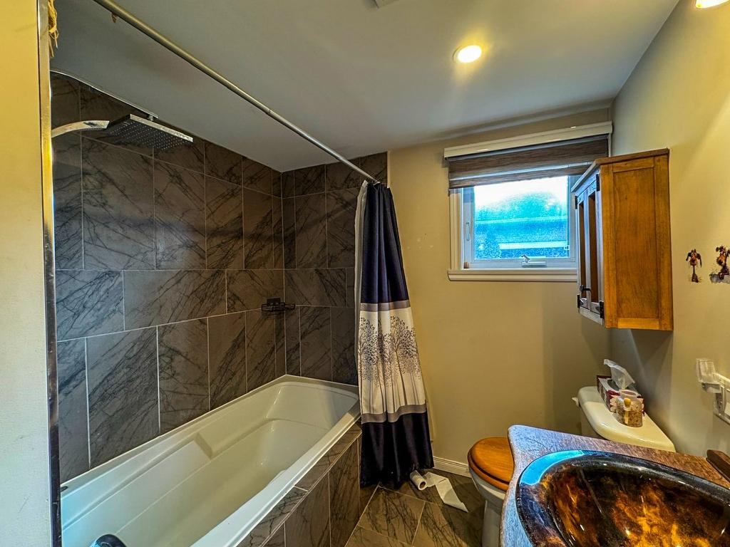 Bathroom - 30 Rue Paquette, Grenville-Sur-La-Rouge, QC - Indoor Photo Showing Bathroom