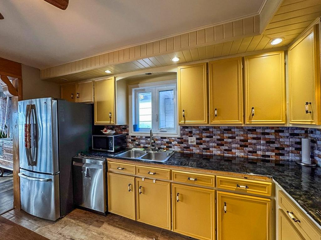 Kitchen - 30 Rue Paquette, Grenville-Sur-La-Rouge, QC - Indoor Photo Showing Kitchen With Double Sink