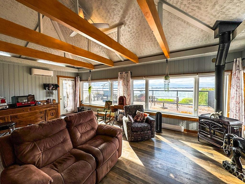 Living room - 30 Rue Paquette, Grenville-Sur-La-Rouge, QC - Indoor Photo Showing Living Room