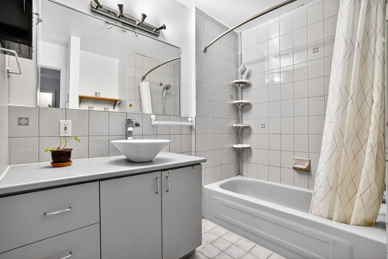 Salle de bains - 7558 Rue Broadway, Montréal (Lasalle), QC - Indoor Photo Showing Bathroom