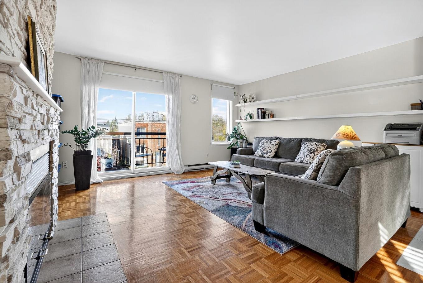 Salon - 7558 Rue Broadway, Montréal (Lasalle), QC - Indoor Photo Showing Living Room With Fireplace