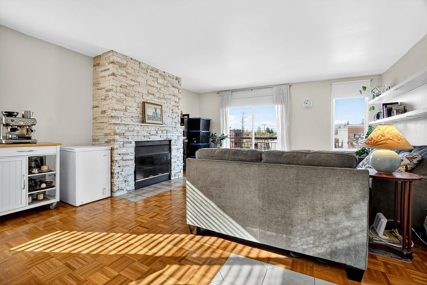 Salon - 7558 Rue Broadway, Montréal (Lasalle), QC - Indoor Photo Showing Living Room With Fireplace