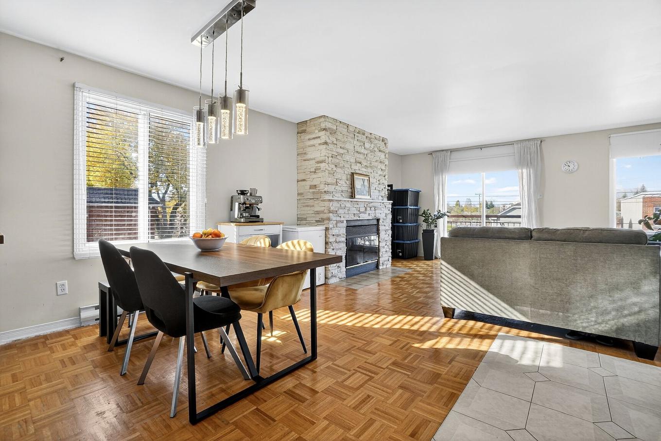 Salle à manger - 7558 Rue Broadway, Montréal (Lasalle), QC - Indoor Photo Showing Dining Room With Fireplace