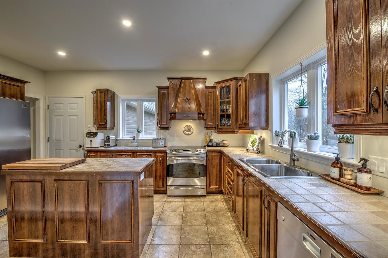 Cuisine - 2132 Rue Du Vallon, Saint-Jérôme, QC - Indoor Photo Showing Kitchen With Double Sink