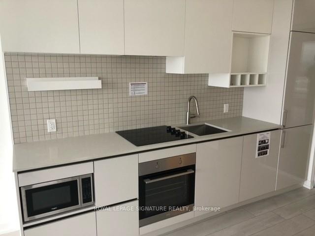 5205-5 Buttermill Avenue, Vaughan, ON - Indoor Photo Showing Kitchen With Double Sink With Upgraded Kitchen