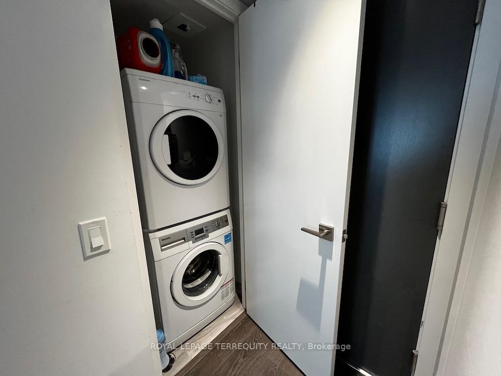 1609-188 Cumberland Street, Toronto, ON - Indoor Photo Showing Laundry Room