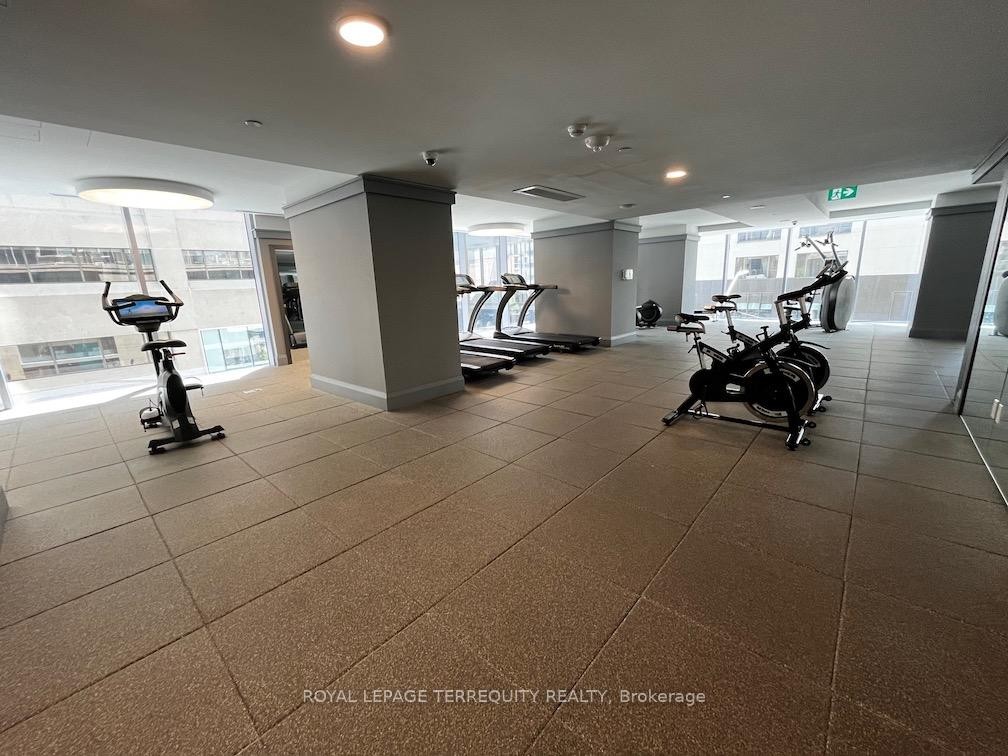 1609-188 Cumberland Street, Toronto, ON - Indoor Photo Showing Gym Room