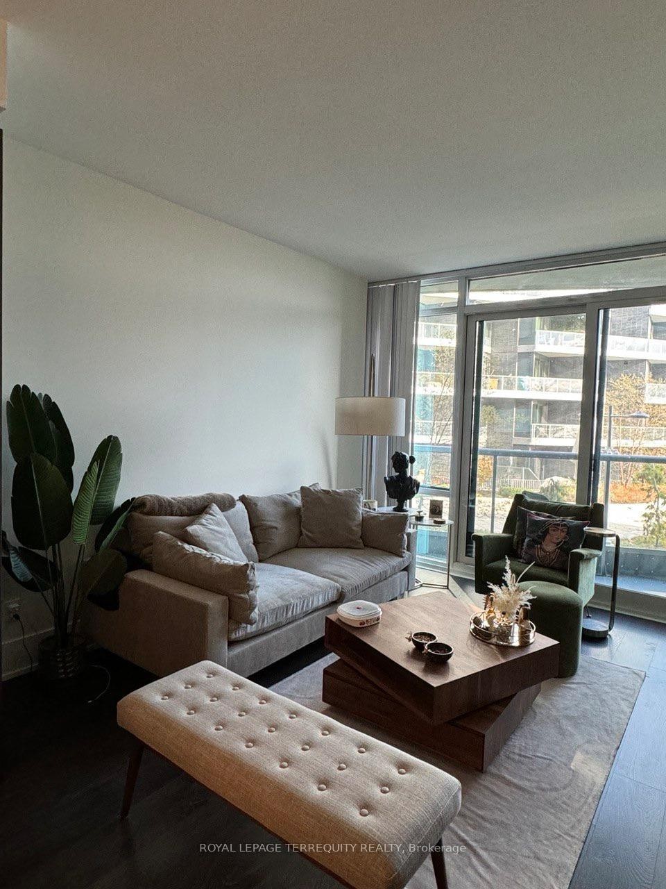 307-1 Edgewater Drive, Toronto, ON - Indoor Photo Showing Living Room