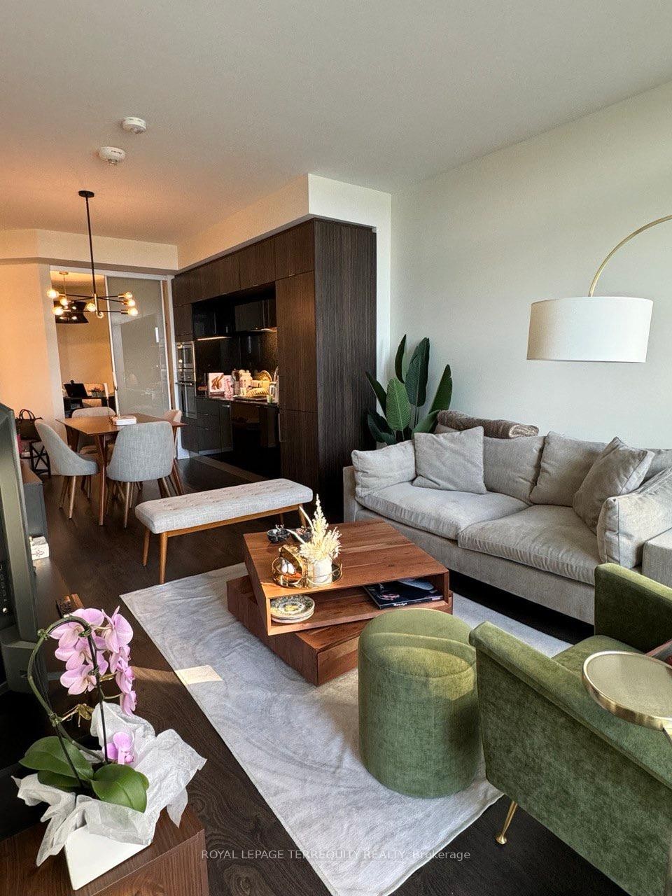 307-1 Edgewater Drive, Toronto, ON - Indoor Photo Showing Living Room