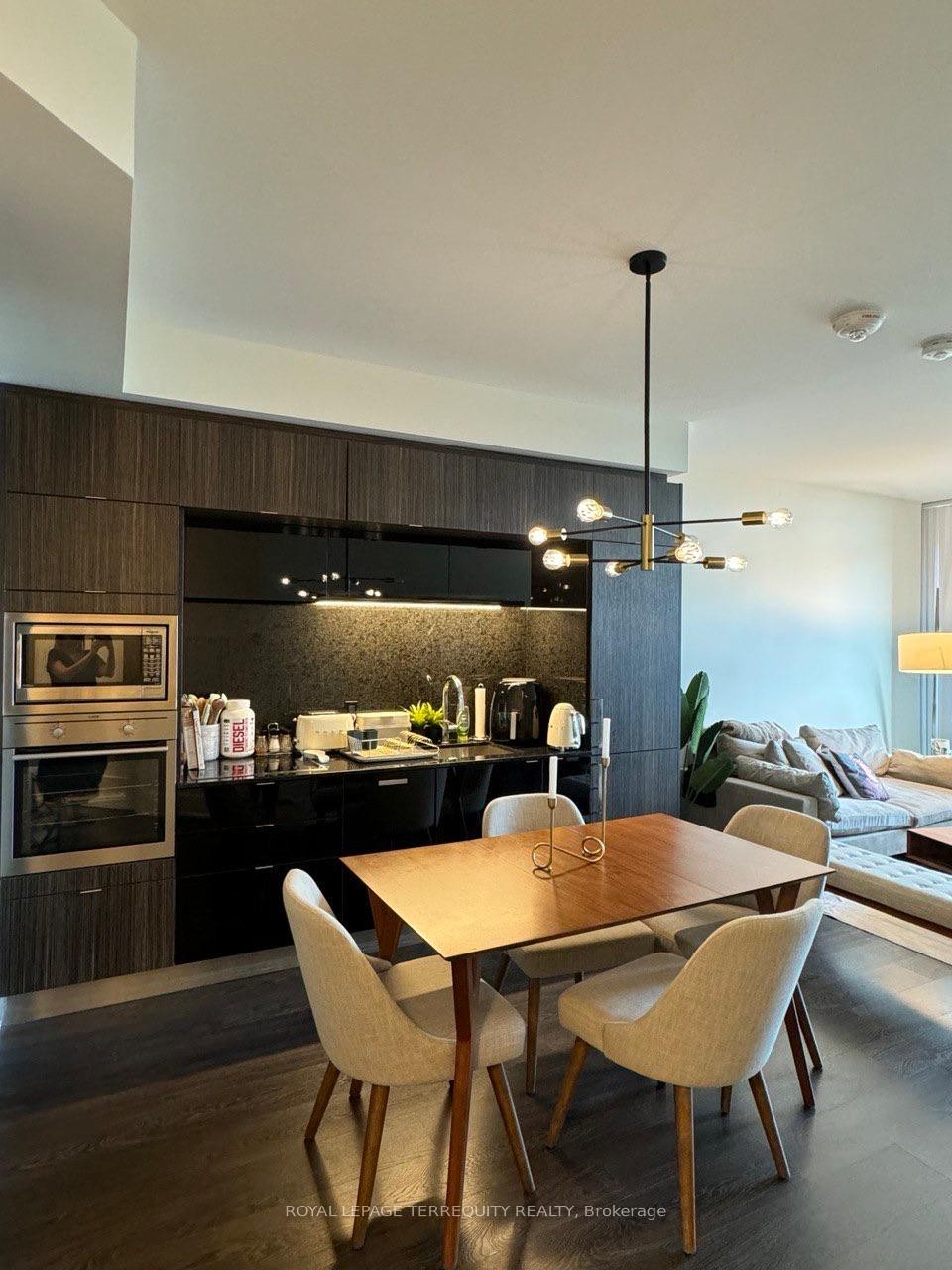 307-1 Edgewater Drive, Toronto, ON - Indoor