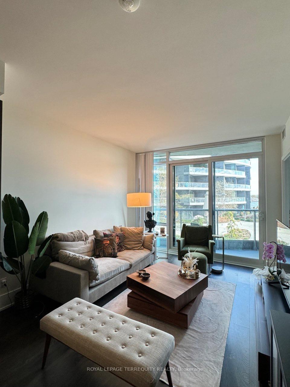 307-1 Edgewater Drive, Toronto, ON - Indoor Photo Showing Living Room