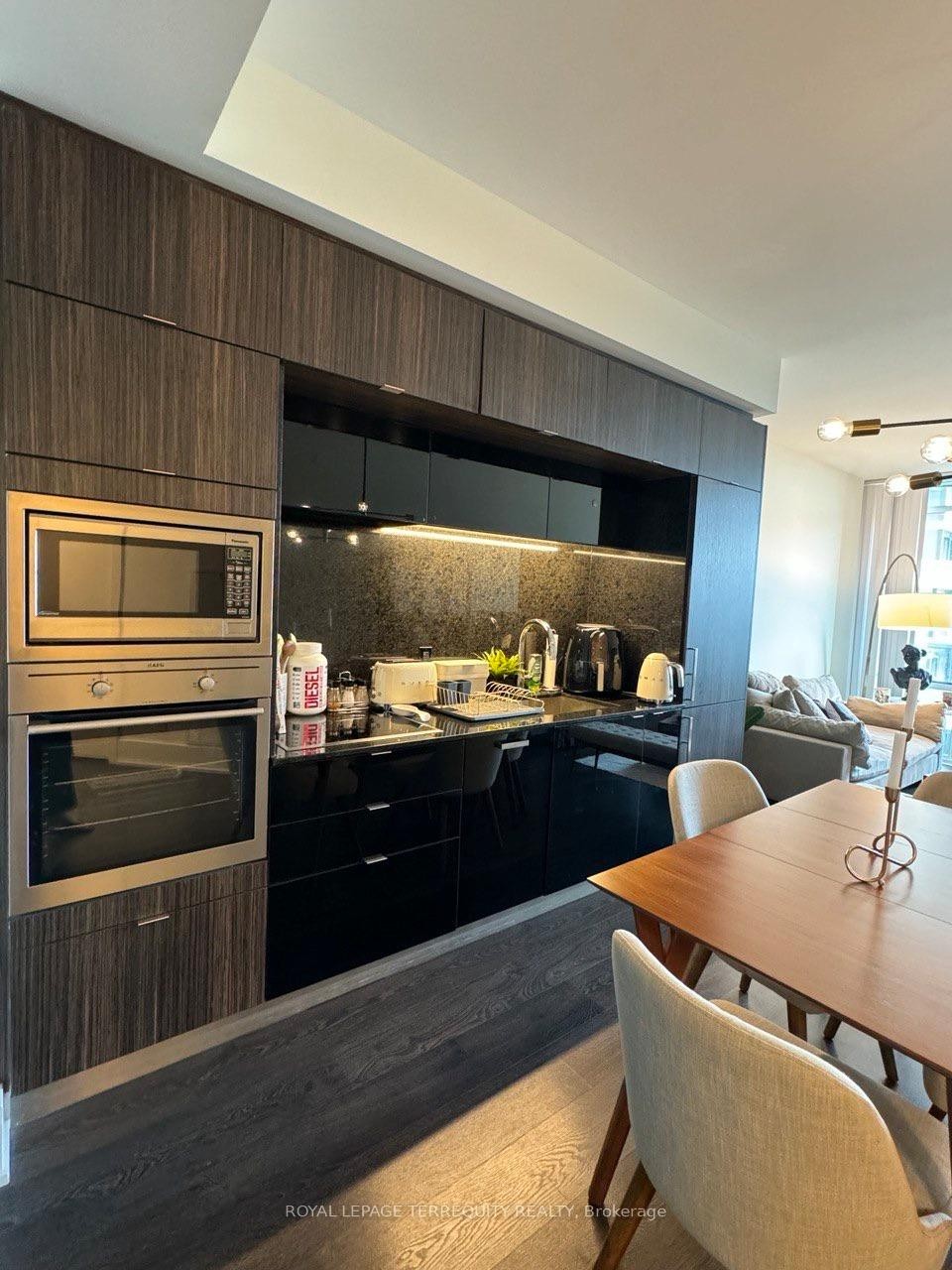 307-1 Edgewater Drive, Toronto, ON - Indoor