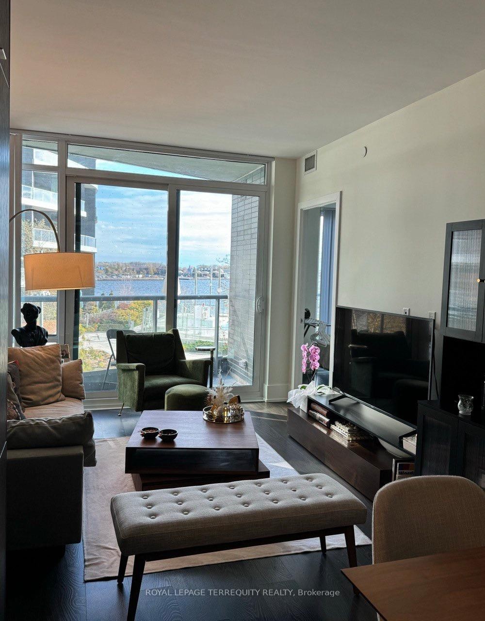 307-1 Edgewater Drive, Toronto, ON - Indoor Photo Showing Living Room