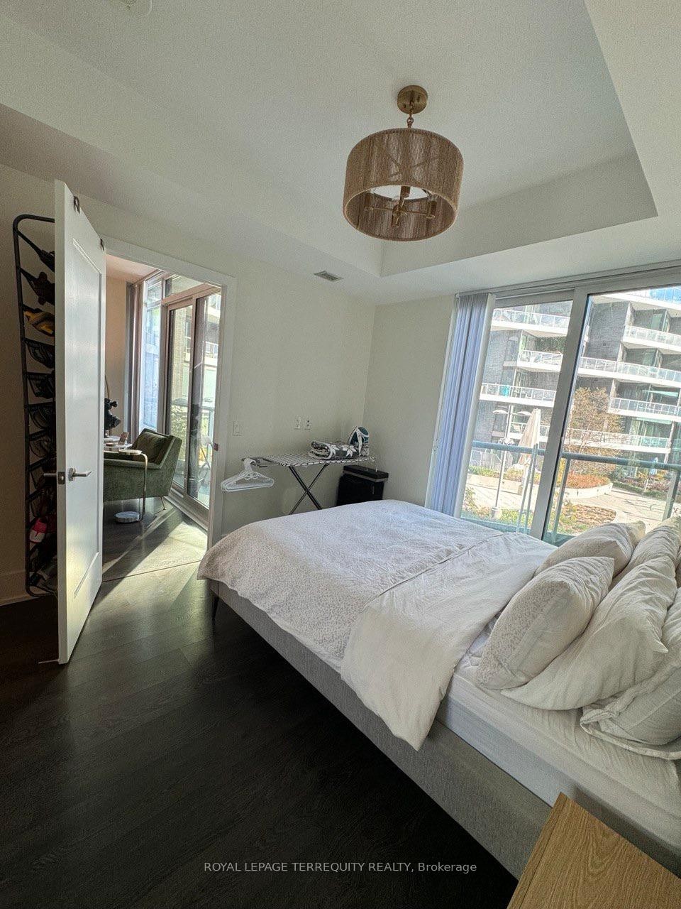307-1 Edgewater Drive, Toronto, ON - Indoor Photo Showing Bedroom