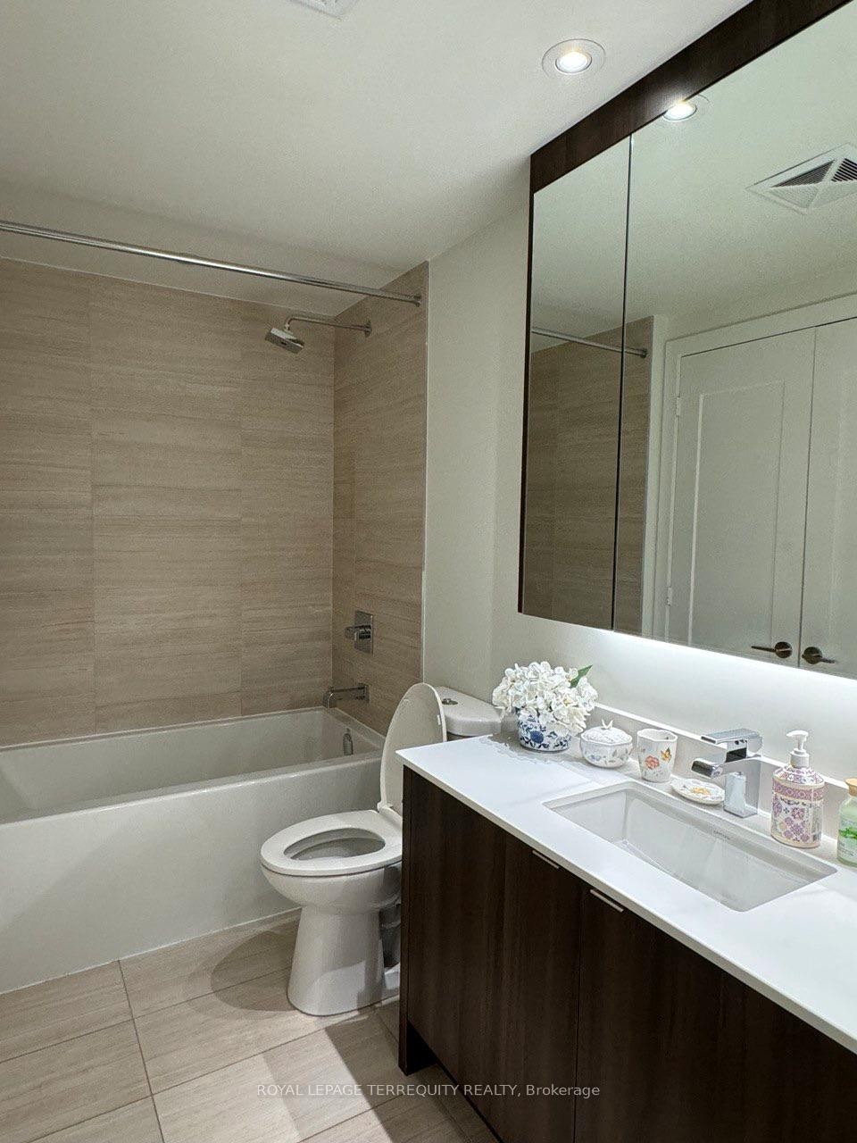 307-1 Edgewater Drive, Toronto, ON - Indoor Photo Showing Bathroom