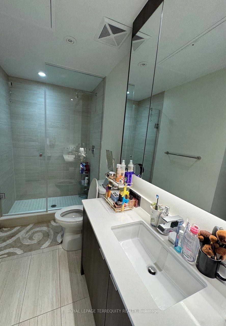 307-1 Edgewater Drive, Toronto, ON - Indoor Photo Showing Bathroom