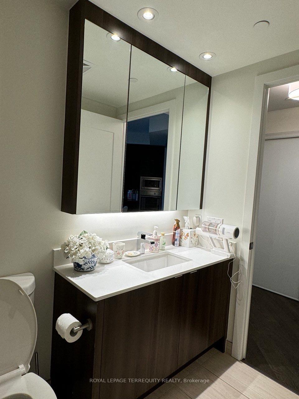 307-1 Edgewater Drive, Toronto, ON - Indoor Photo Showing Bathroom