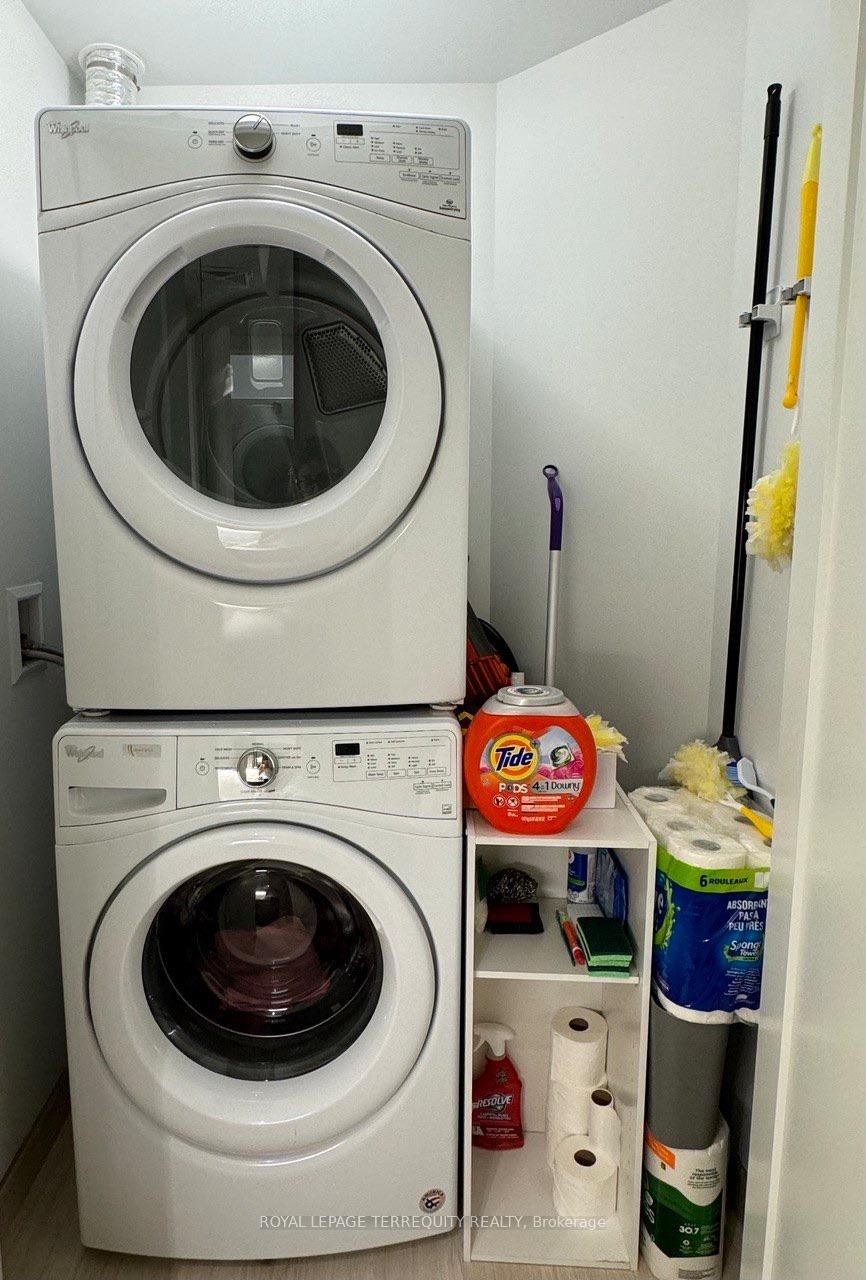 307-1 Edgewater Drive, Toronto, ON - Indoor Photo Showing Laundry Room