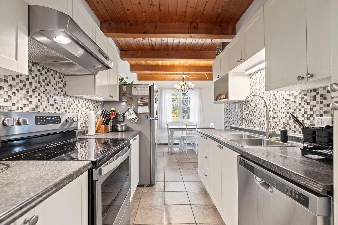 Kitchen - 19 Rue Céline N., Rigaud, QC - Indoor Photo Showing Kitchen With Double Sink With Upgraded Kitchen