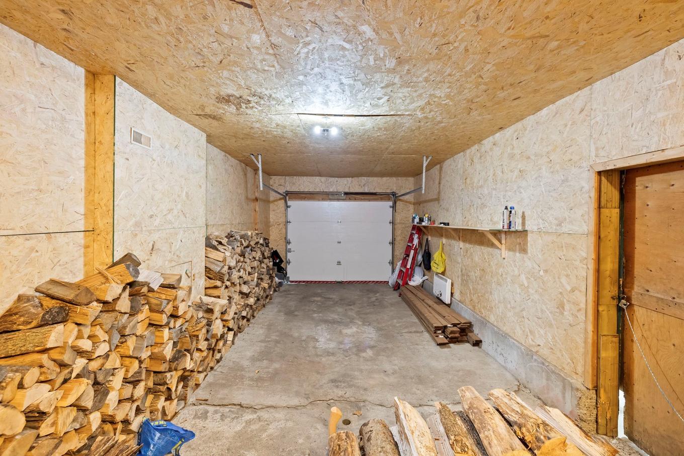 Garage - 19 Rue Céline N., Rigaud, QC - Indoor Photo Showing Garage