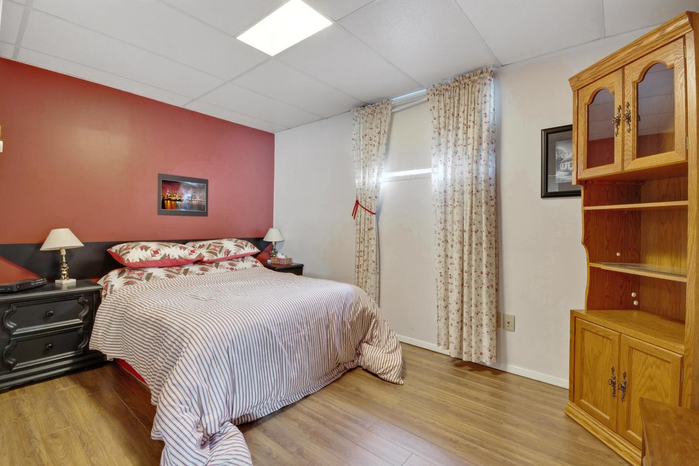 Chambre à coucher - 54 2E Avenue N., Montréal (Pierrefonds-Roxboro), QC - Indoor Photo Showing Bedroom