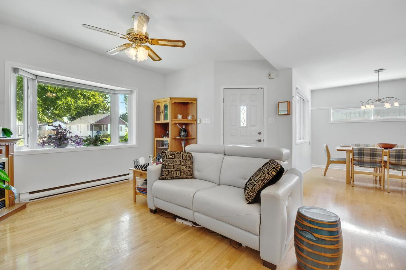 Salon - 54 2E Avenue N., Montréal (Pierrefonds-Roxboro), QC - Indoor Photo Showing Living Room