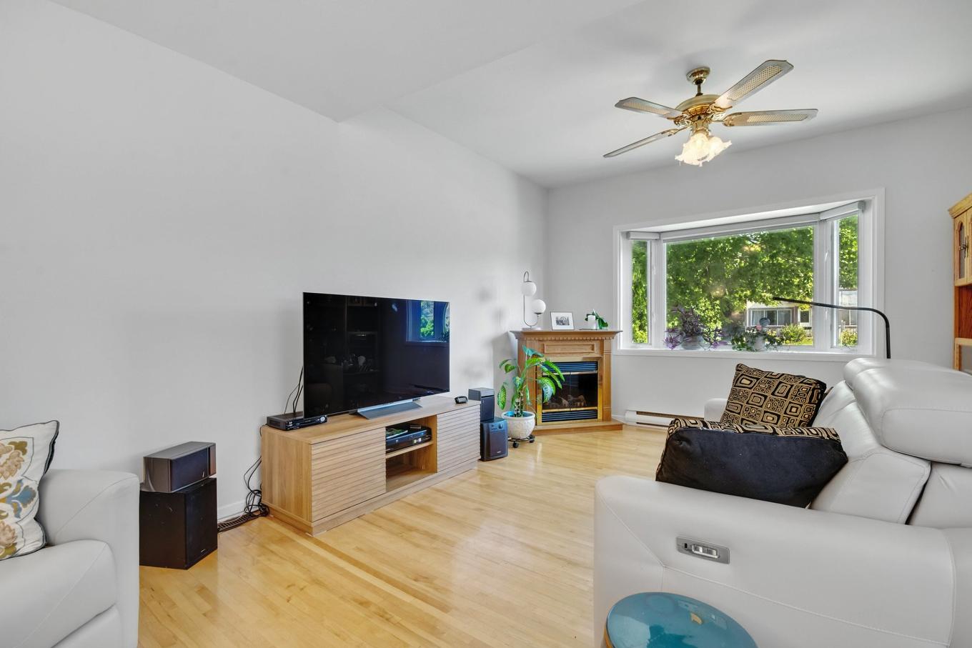 Salon - 54 2E Avenue N., Montréal (Pierrefonds-Roxboro), QC - Indoor Photo Showing Living Room