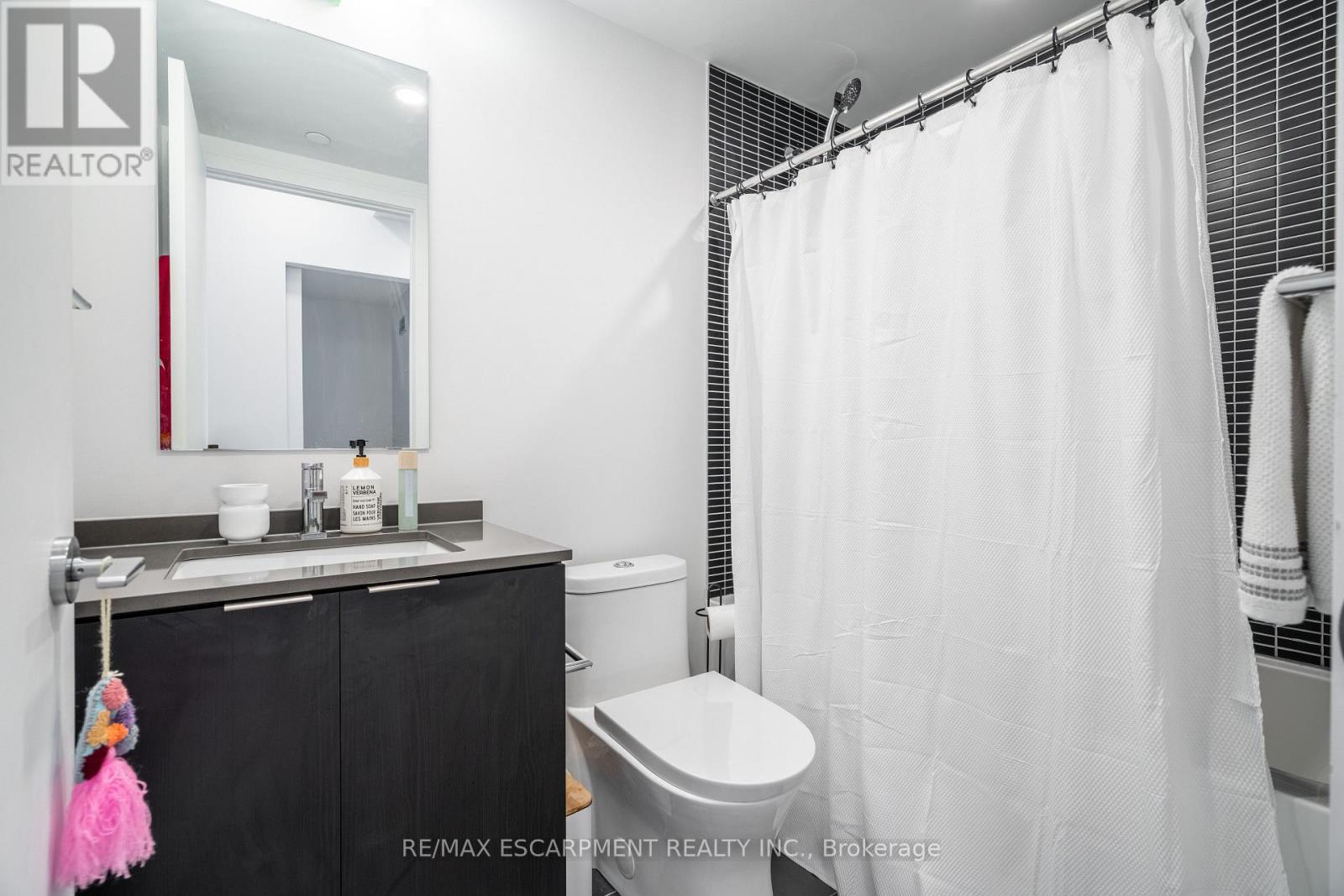 1504 - 1 Jarvis Street, Hamilton, ON - Indoor Photo Showing Bathroom