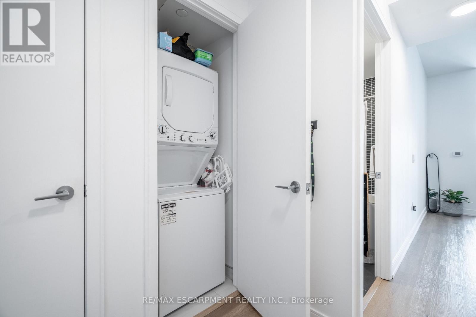 1504 - 1 Jarvis Street, Hamilton, ON - Indoor Photo Showing Laundry Room