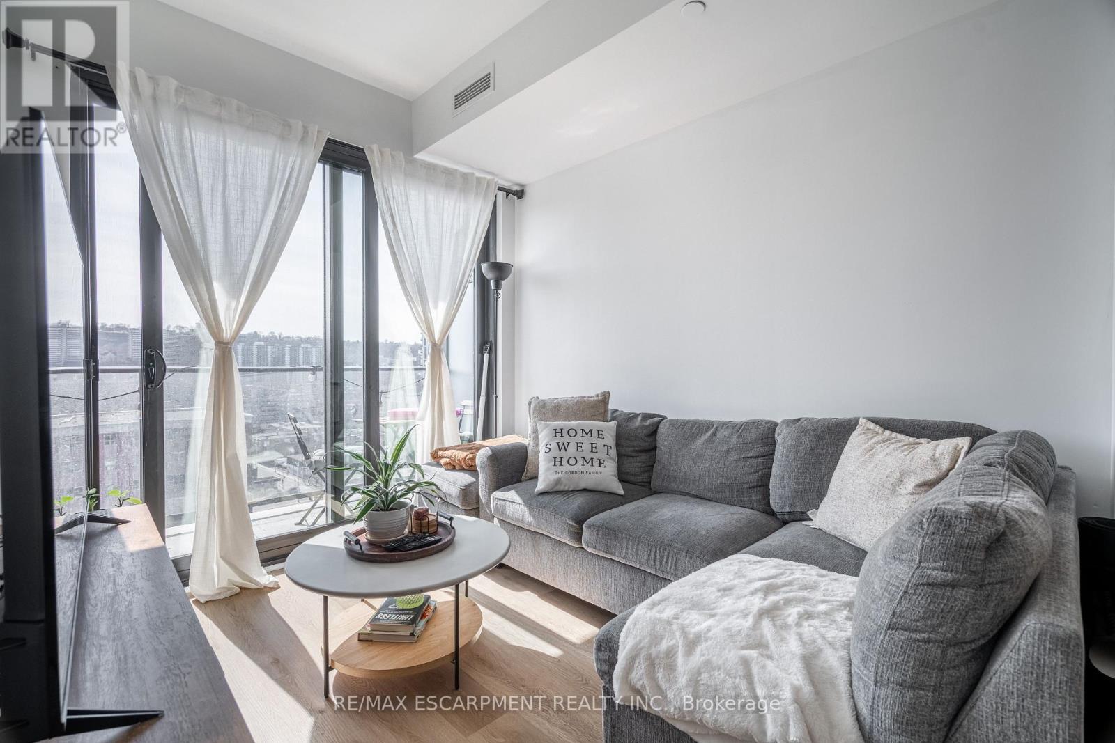 1504 - 1 Jarvis Street, Hamilton, ON - Indoor Photo Showing Living Room