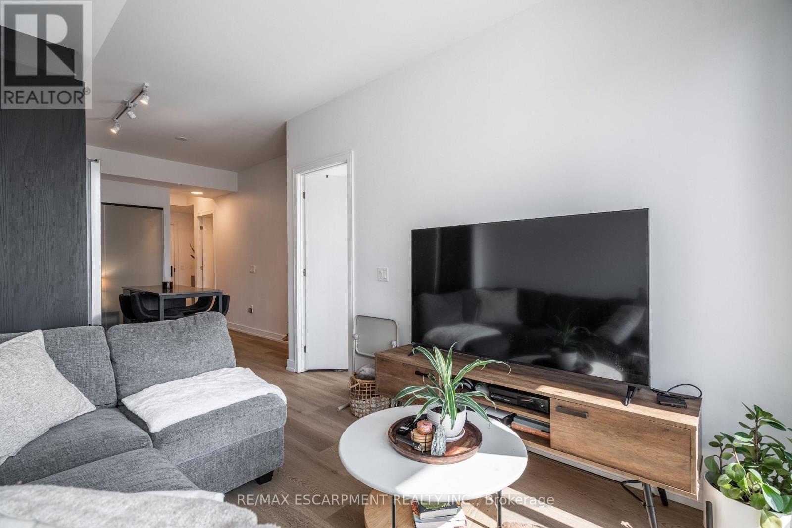 1504 - 1 Jarvis Street, Hamilton, ON - Indoor Photo Showing Living Room