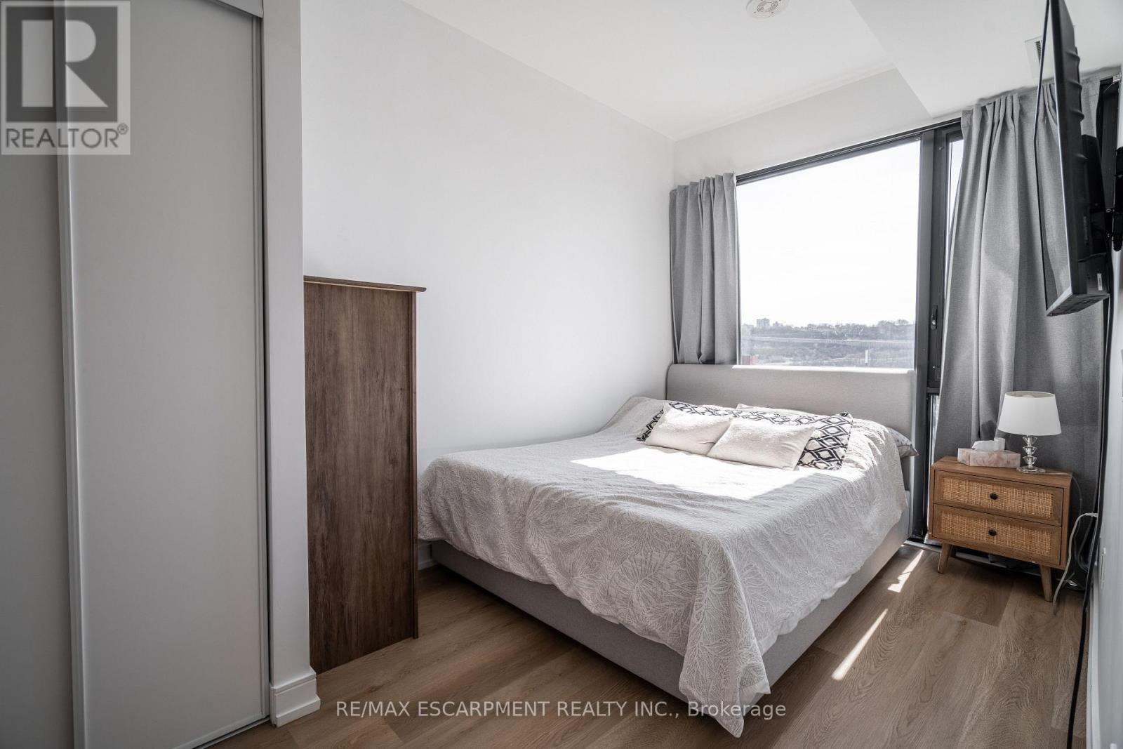 1504 - 1 Jarvis Street, Hamilton, ON - Indoor Photo Showing Bedroom