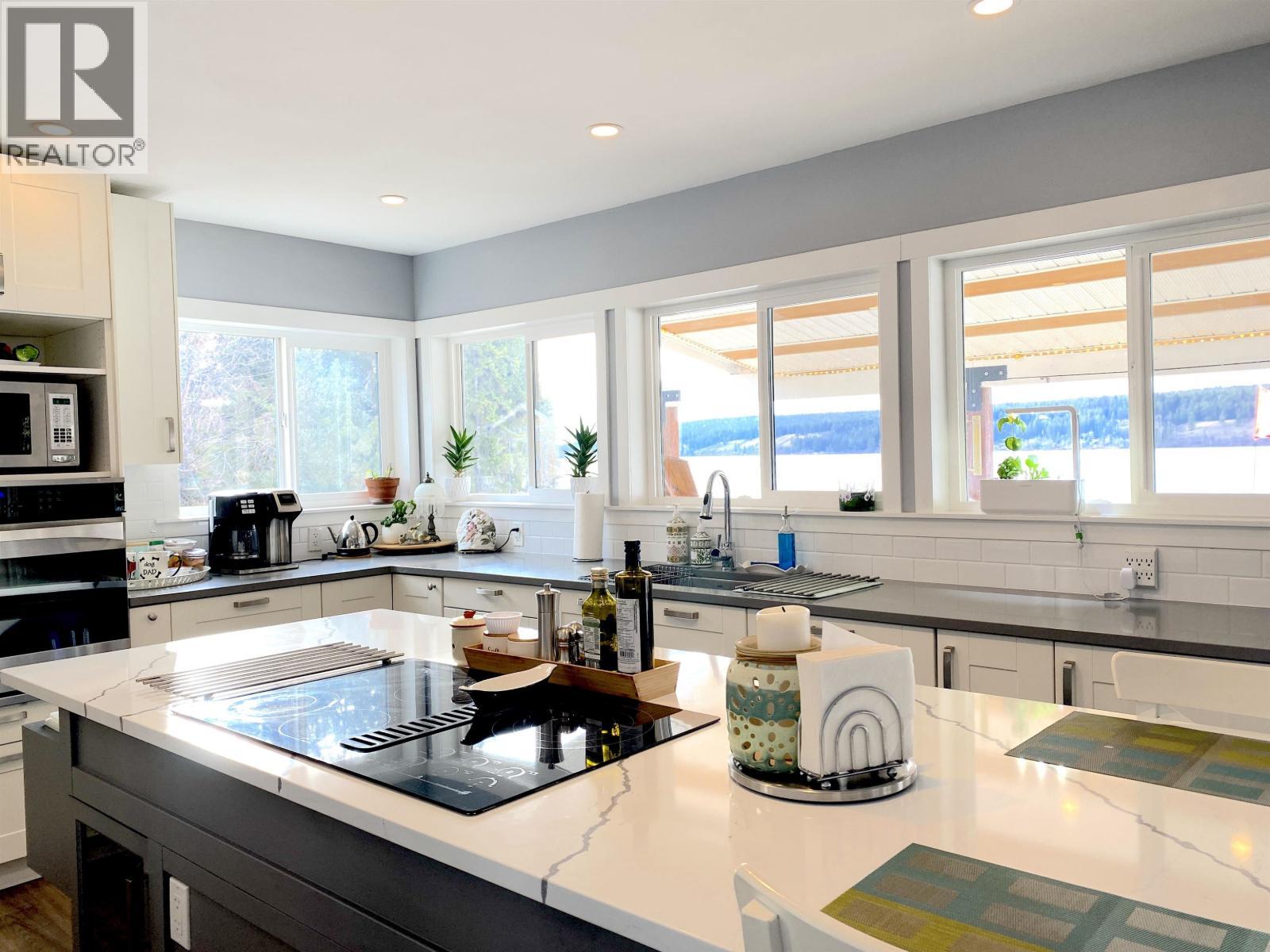 6627 Mcnolty Road, 100 Mile House, BC - Indoor Photo Showing Kitchen