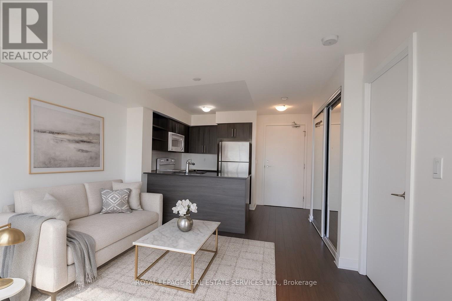 527 - 120 Dallimore Circle, Toronto, ON - Indoor Photo Showing Living Room